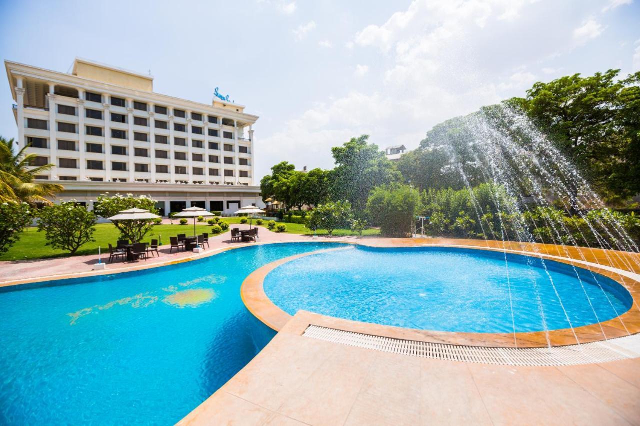 Sun-N-Sand Suites, שירדי מראה חיצוני תמונה